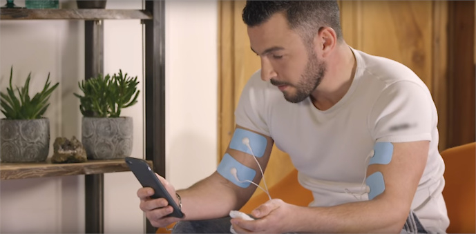 Bluetens Smart elektrostimulační přístroj s příslušenstvím uvolňuje svaly rukou a ulevuje od bolesti zad