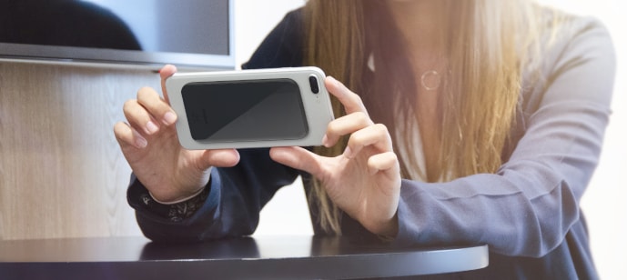 MiniBatt XSlim Battery – ultratenká přilnavá Qi bezdrátová nabíječka a powerbanka přichycená k iPhonu